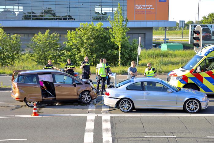 Veel schade bij ongeval voor verkeerslichten
