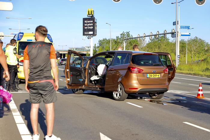 Veel schade bij ongeval voor verkeerslichten