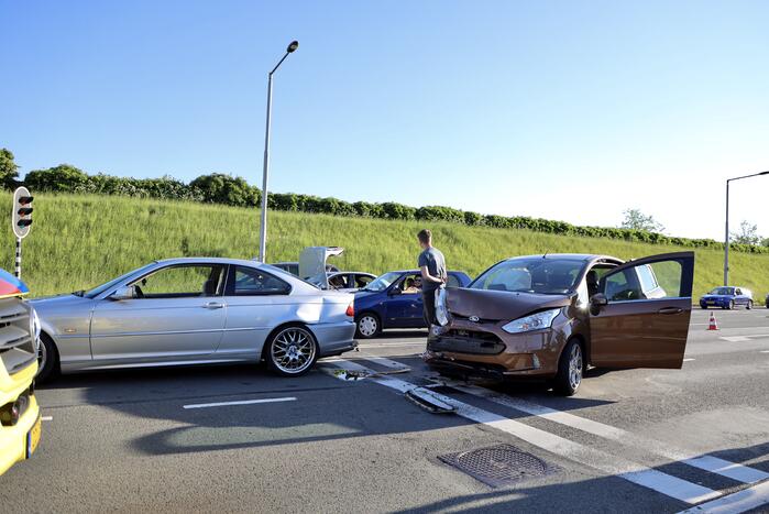 Veel schade bij ongeval voor verkeerslichten