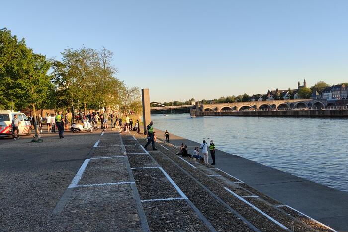 Politie ontruimd te druk park