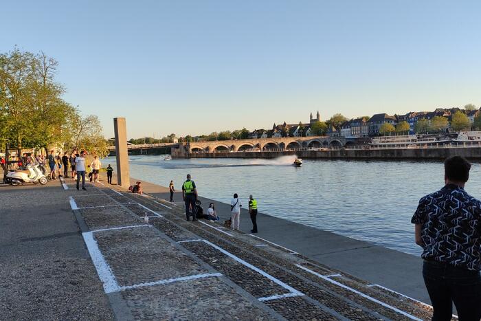 Politie ontruimd te druk park