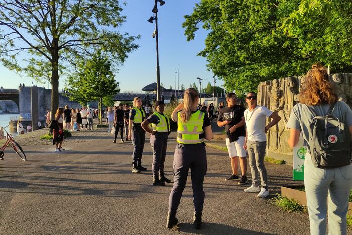 Politie ontruimd te druk park