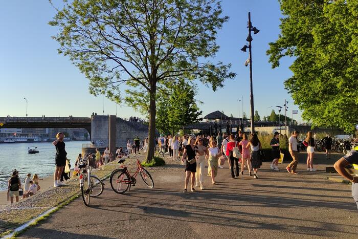 Politie ontruimd te druk park