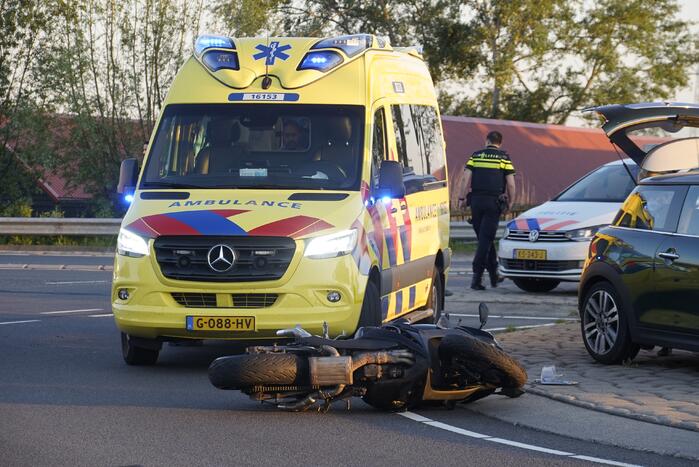 Motorrijder aangereden op rotonde