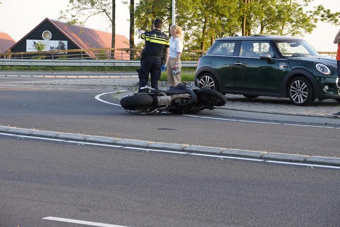Motorrijder aangereden op rotonde