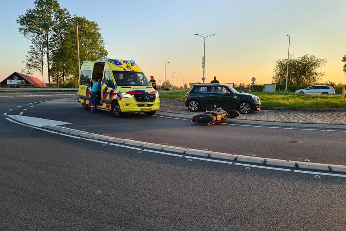 Motorrijder aangereden op rotonde