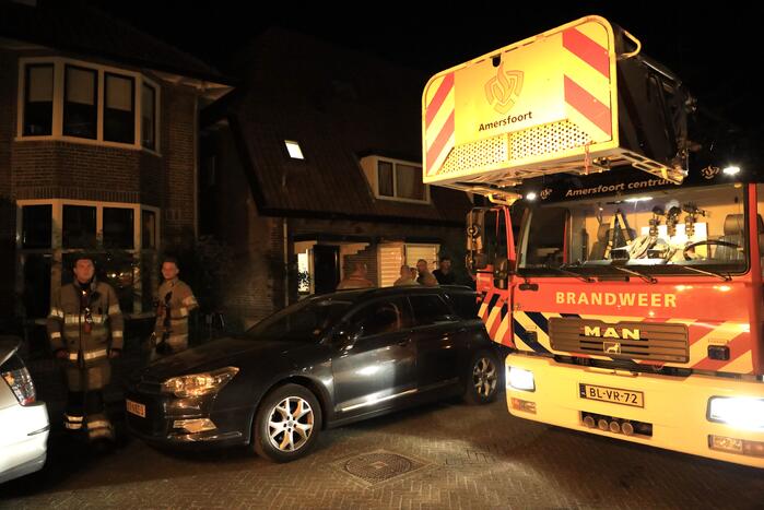 Vonkenregen uit schoorsteen van woning