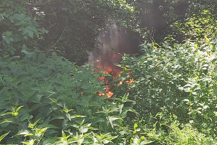 Scooter gedumpt en in brand gestoken