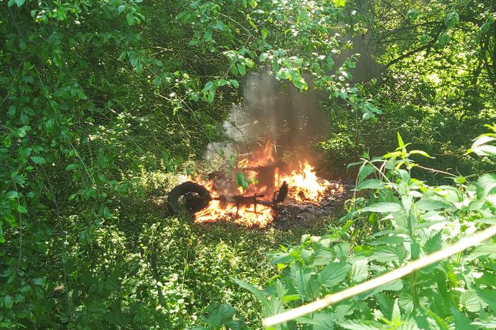 Scooter gedumpt en in brand gestoken