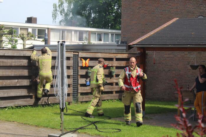 Brand in tuin achter woning snel geblust