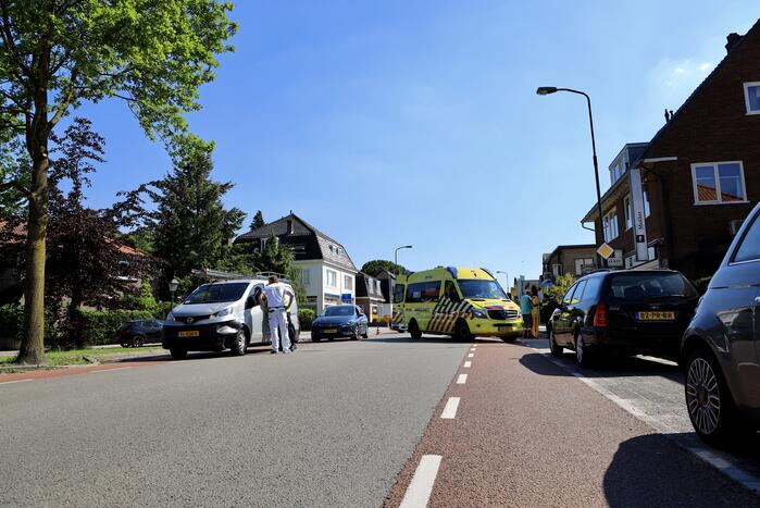 Scootmobielrijdster aangereden door bestelbus