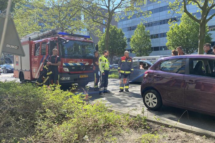 Bestuurster vast in auto bij kop staart botsing