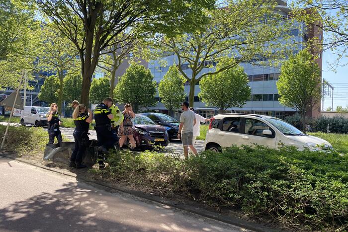 Bestuurster vast in auto bij kop staart botsing