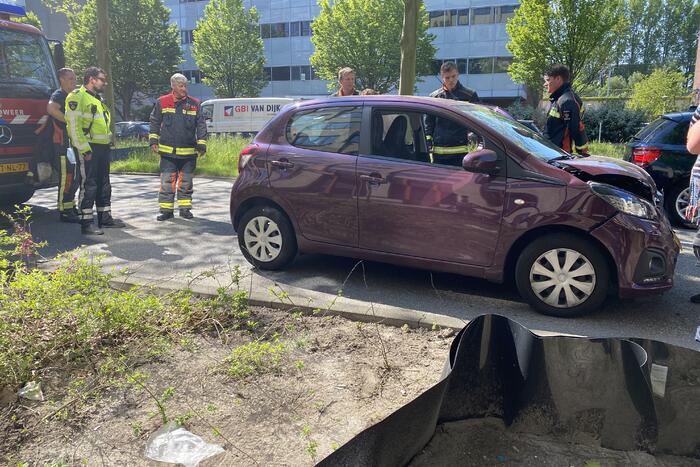 Bestuurster vast in auto bij kop staart botsing