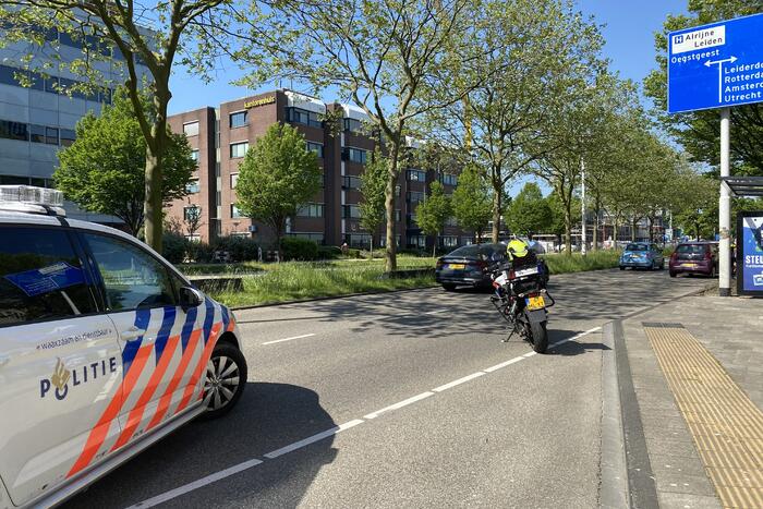 Bestuurster vast in auto bij kop staart botsing