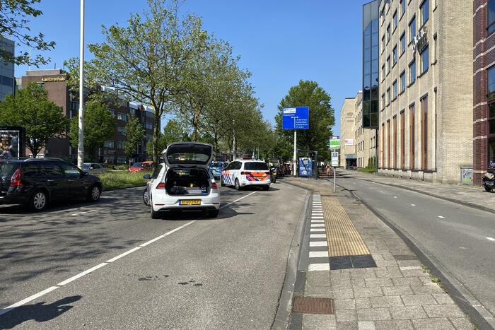 Bestuurster vast in auto bij kop staart botsing
