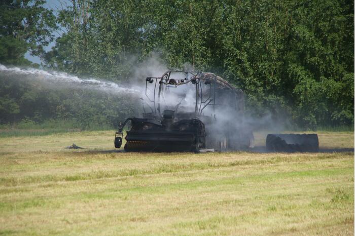 Grashakselaar volledig verwoest door brand