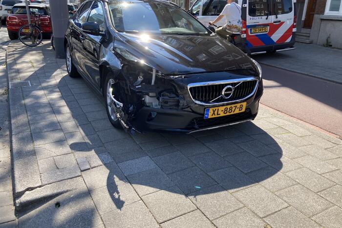 Veel schade bij botsing tussen twee auto's