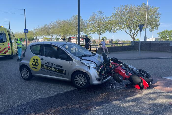 Motorrijder botst frontaal op personenauto