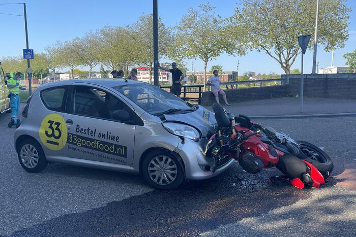 Motorrijder botst frontaal op personenauto