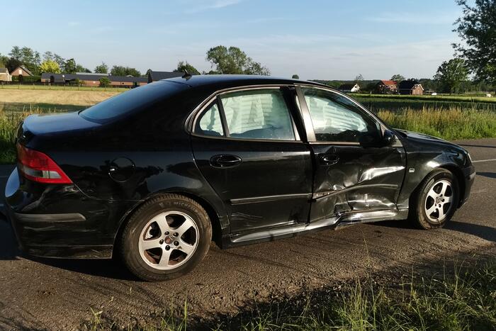 Auto belandt in sloot na ongeval
