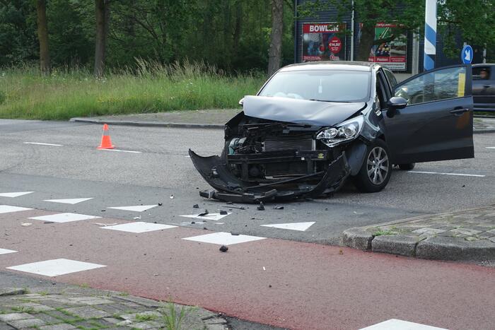 Twee auto's in botsing