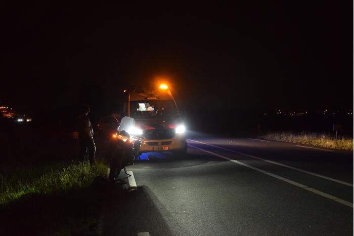 Motorrijder raakt te water bij ongeval
