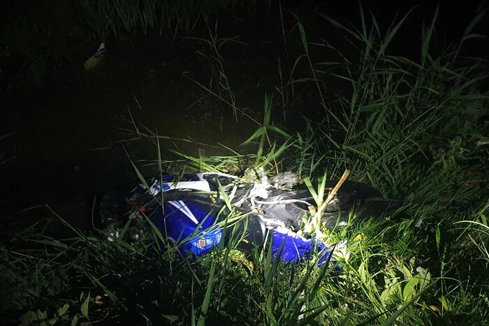Motorrijder raakt te water bij ongeval