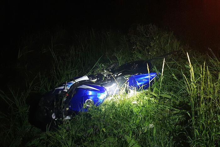 Motorrijder raakt te water bij ongeval