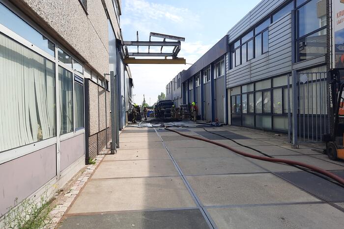 Grote rookwolken bij brand op bedrijventerrein