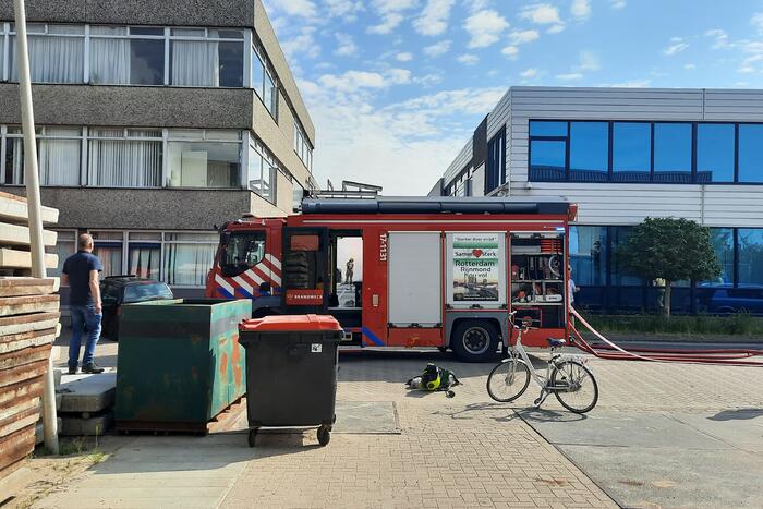 Grote rookwolken bij brand op bedrijventerrein