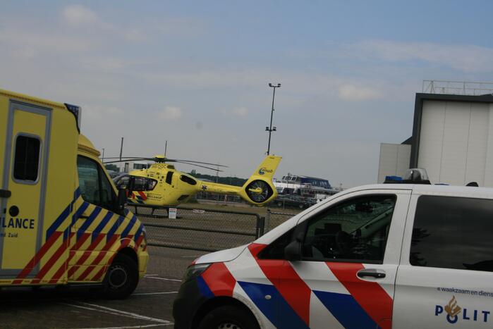 Traumahelikopter landt voor zwaargewonde fietser
