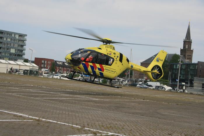 Traumahelikopter landt voor zwaargewonde fietser