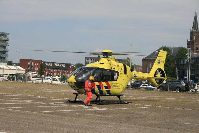 Traumahelikopter landt voor zwaargewonde fietser