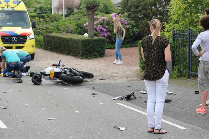Motorrijder gaat onderuit bij aanrijding