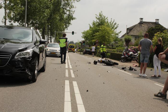 Motorrijder gaat onderuit bij aanrijding