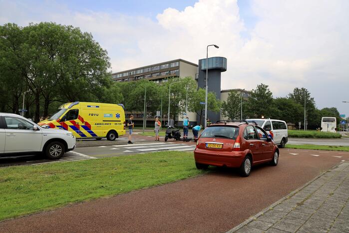 Scooterrijders botsen op rotonde