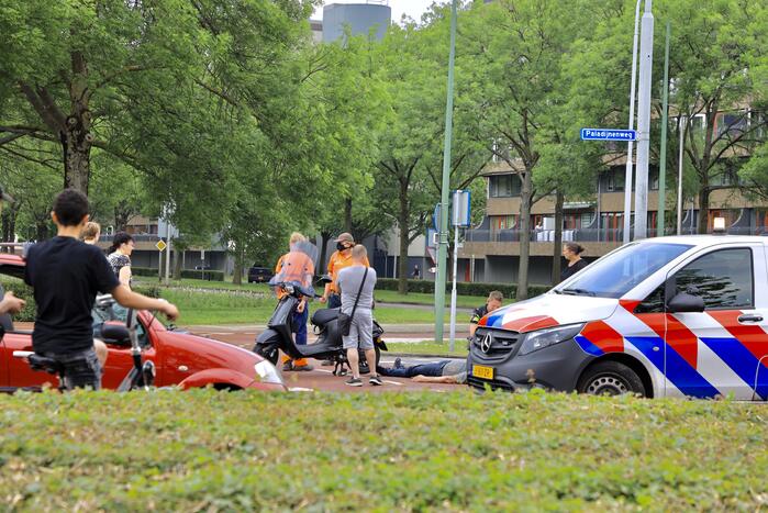 Scooterrijders botsen op rotonde