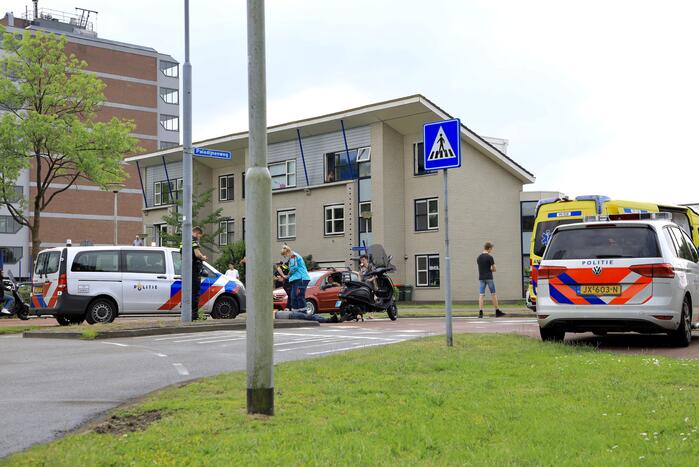 Scooterrijders botsen op rotonde