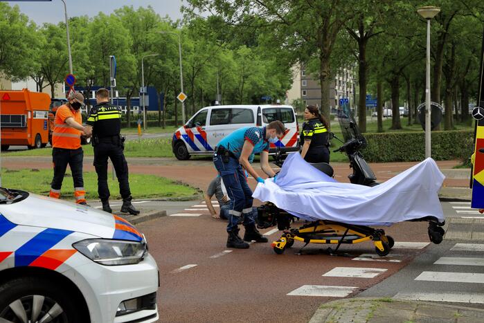 Scooterrijders botsen op rotonde