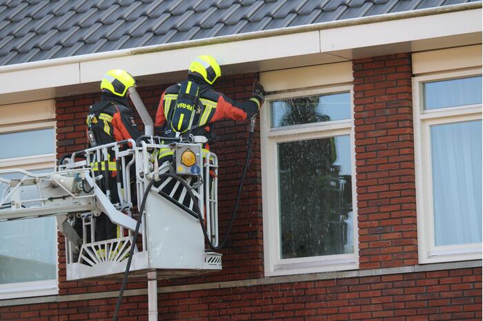 Brandweer blust vermoedelijke brand in gevel