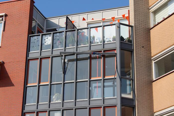 Brandweer verwijdert loshangend zonnescherm