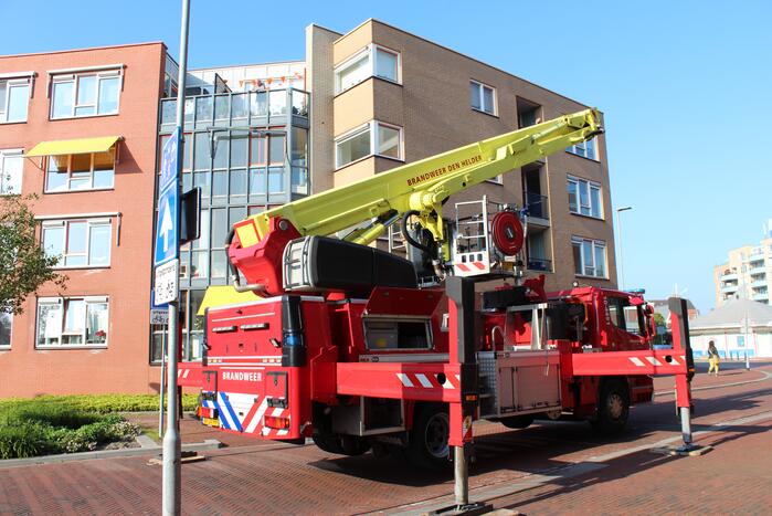 Brandweer verwijdert loshangend zonnescherm
