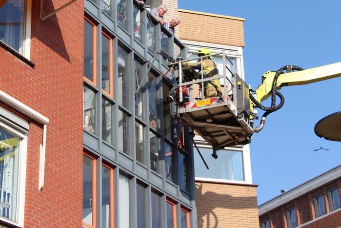 Brandweer verwijdert loshangend zonnescherm
