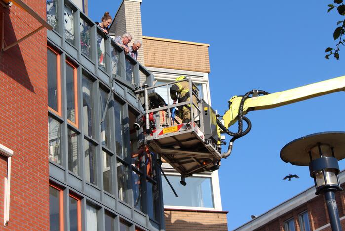 Brandweer verwijdert loshangend zonnescherm