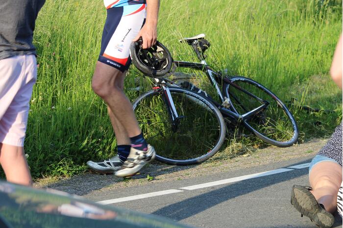 Wielrenners gewond bij botsing met scooter