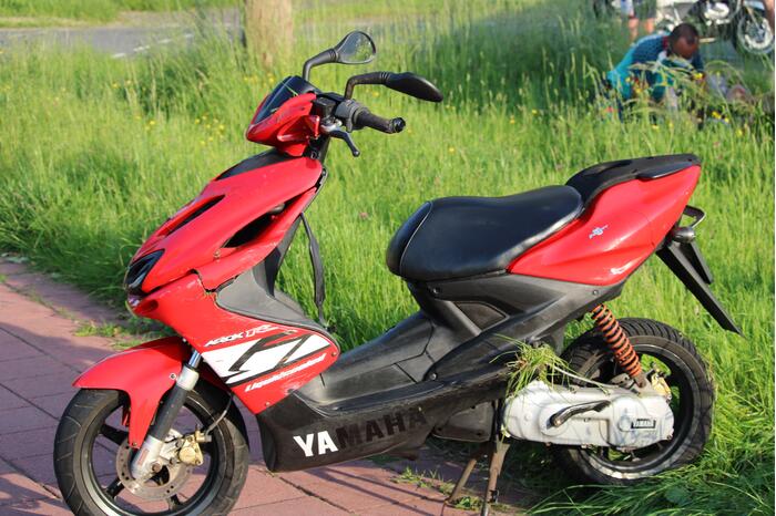 Wielrenners gewond bij botsing met scooter