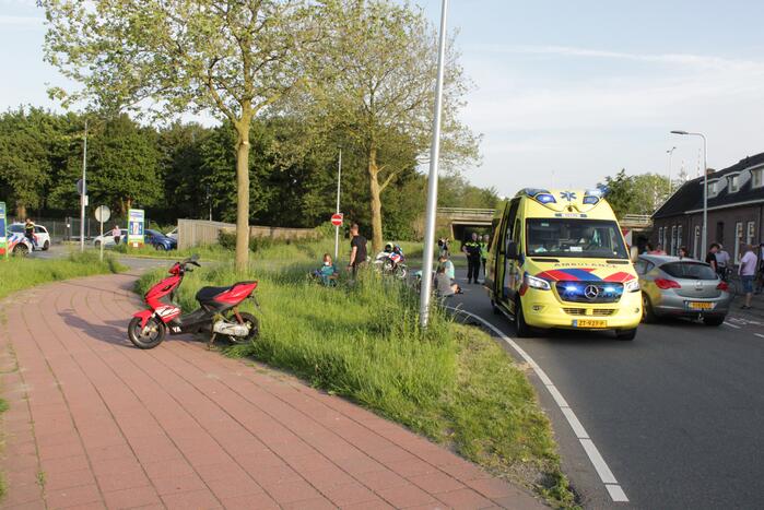 Wielrenners gewond bij botsing met scooter