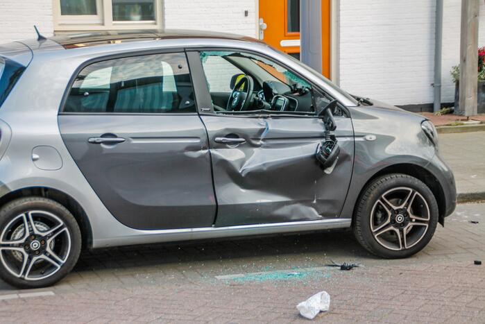 Personenauto fors beschadig na ongeval