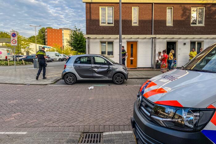 Personenauto fors beschadig na ongeval